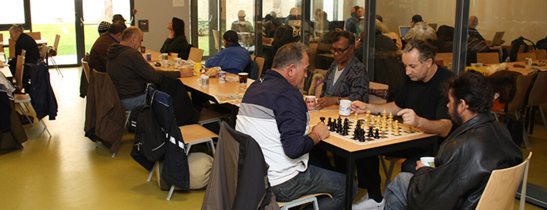 Beim Schach spielen in der Gruft